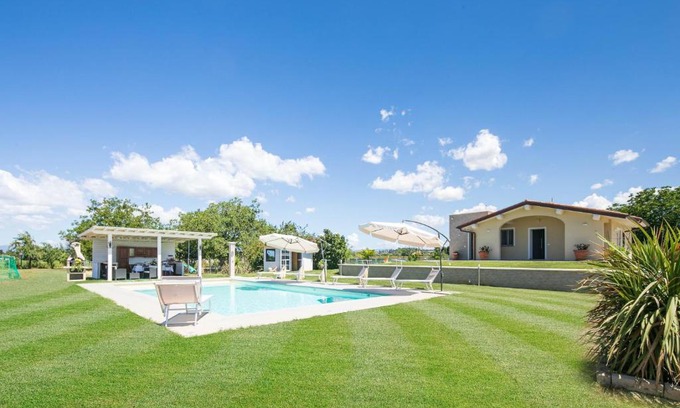 Fucecchio Villa | Villino le Viole by VacaVilla