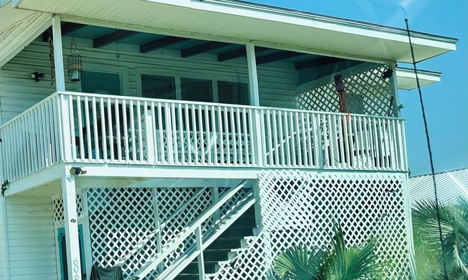 Crescent Beach Cabaña | Vintage 2-bedroom cottage in North Myrtle BeachnTwo blocks from the ocean.