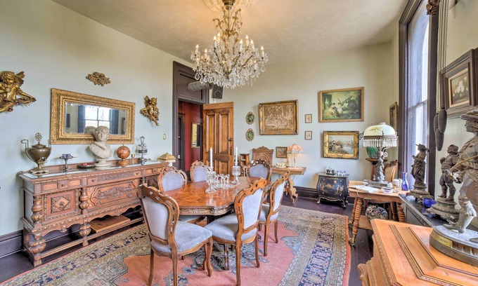 La Porte Apartamento | Vintage Apartment in Historic Downtown La Porte!