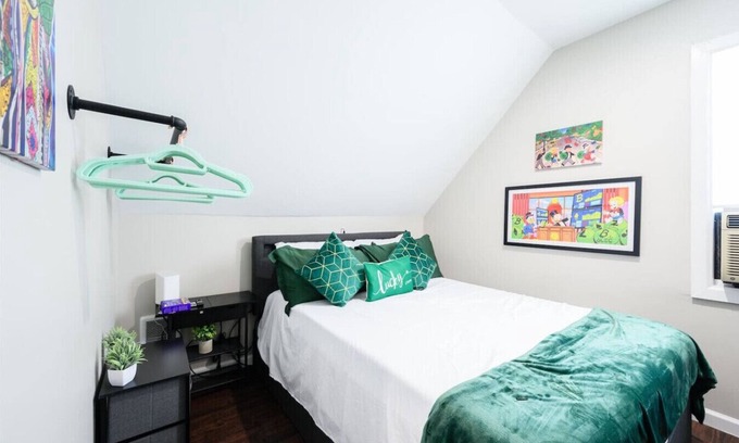 North Lawndale Apartamento | Vintage Arcade Apt with Parking