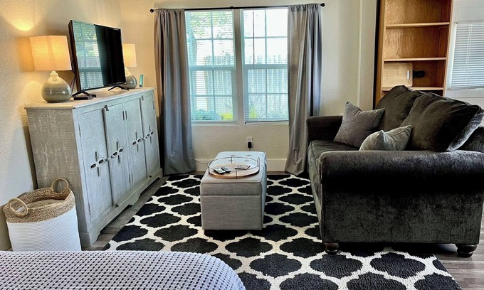 Roswell Cabaña | Vintage Charm Meets Modern Comfort~Pet Friendly