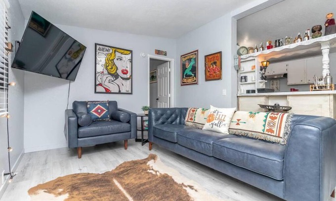 Rio Linda Casa | Vintage Eclectic Home Near Sacramento Airport