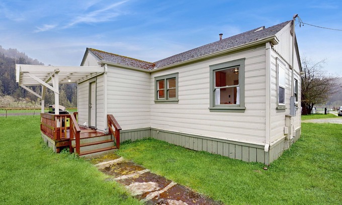 Orick Casa | Vintage farmhouse on cattle ranch - 360-degree Redwood Valley views & game room