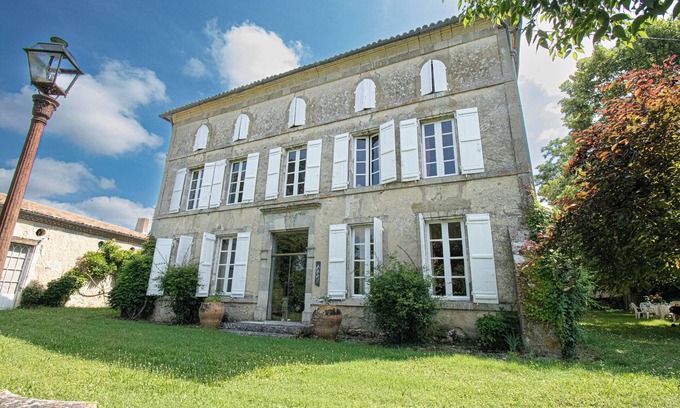 Nerac Casa | Vintage french mansion + swimming pool into a fenced park close to the river