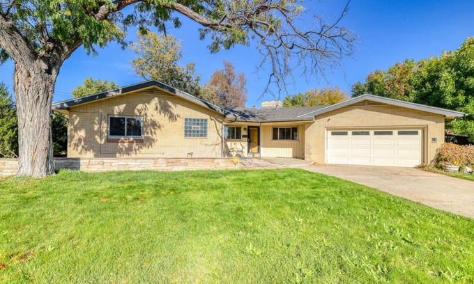 Bel Aire Casa | Vintage Luxury W/Spa, Huge Yard Near Red Rocks and City