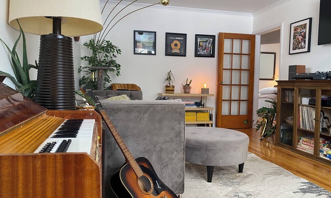 North London Casa | Vintage Music Themed Home in the Heart of London Across From Gibbons Park