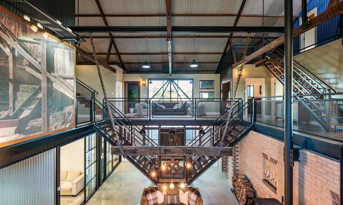 Hinton Casa | Vintage Steel Accommodation