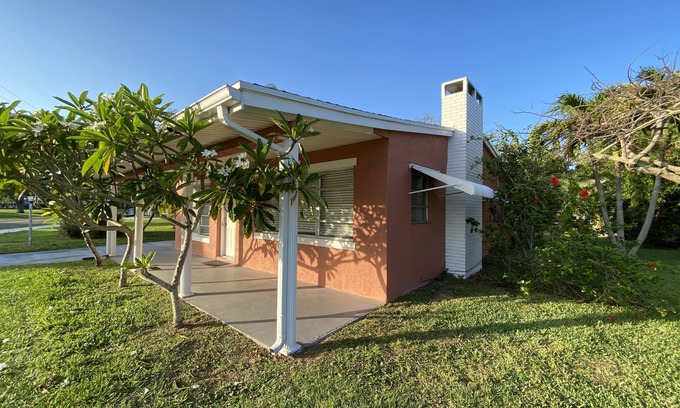 Rock Ridge Casa | Vintage Vero Bungalow II