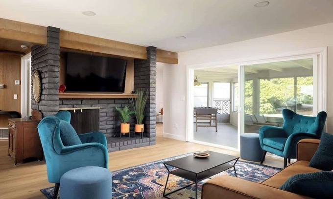 San Carlos Casa | Vintage Vibes|King Bed|Big Screen|Backyard & Bunks