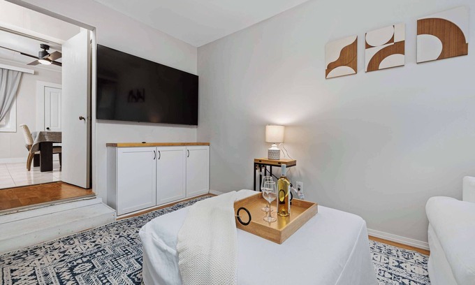 West Central Apartamento | Vintage West Central Apt | Walkable | Parking