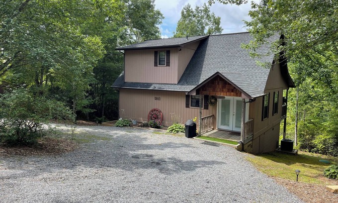 Hiawassee Cabina | Violet Cabin - Beautiful Mountain View, Rustic Charm w/ Jacuzzi & Wood Fireplace