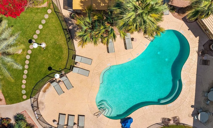 Papago Parkway Casa | Violet Prickly Suite