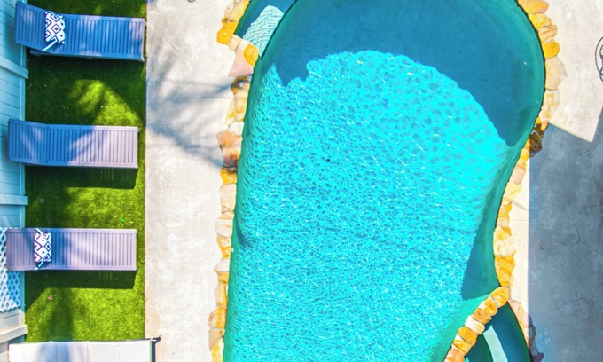 Tropic Palms Casa | VIP Pristine Luxury- Jacuzzi & Pool House Right By the Beach