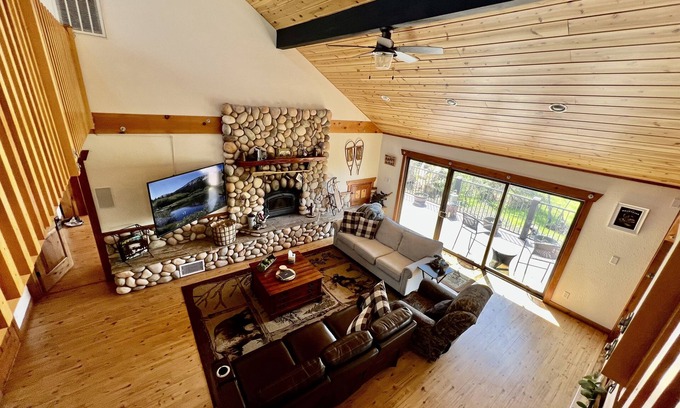 Oakhurst Casa | Vista Chalet-Yosemite and Bass Lake getaway with Tesla charger