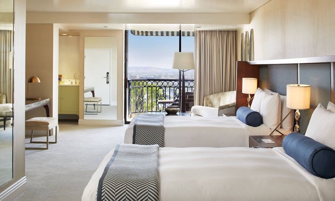 Norma Triangle Hotel | Vista Double Suite at The London West with Complimentary À La Carte Breakfast