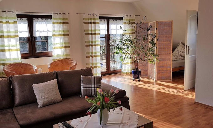 Schwarzenbach an der Saale Apartamento | Casa de vacaciones totalmente equipada con hermoso jardín y barbacoa.