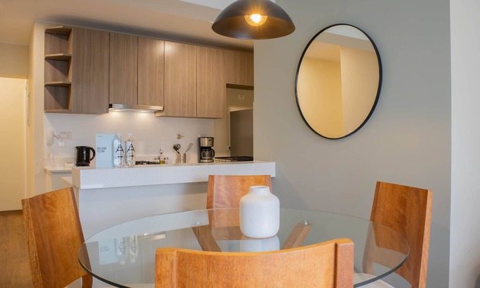 Miraflores Apartamento | w Modern 2BR w Scenic Balcony Close to Kennedy Park