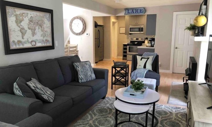 Muskego Casa | W172-Center-1 · Lake Muskego House, Walk to Stores & Restaurants