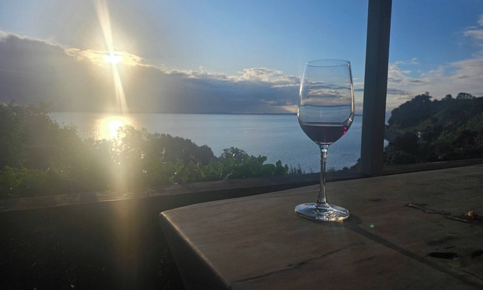 Kereta Casa | Waikawau Retreat. Private home, overlooking the sea, covered deck to entertain.