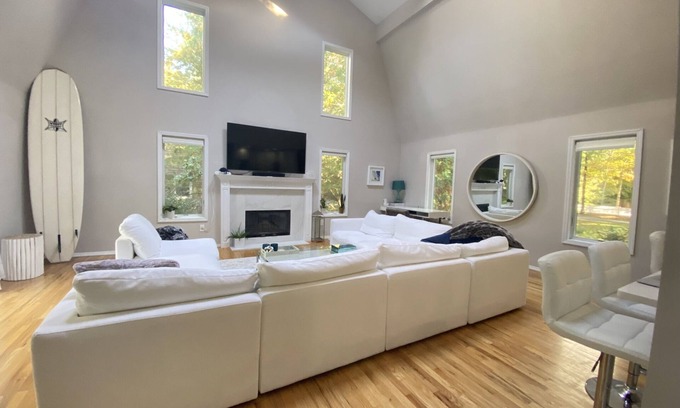 Wainscott Woods Casa | Wainscott Village Gem- Steps to Shops & Beach Lane