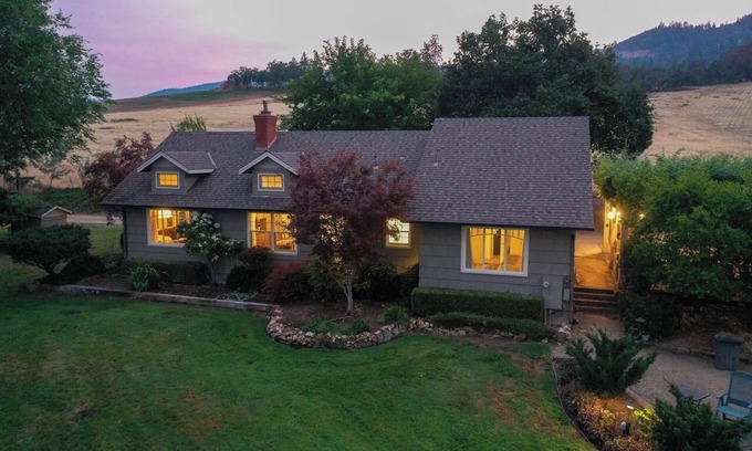 Medford Cabaña | Wake to breathtaking sunrises over the rolling hills! Relax by the fire under the stars, & savor sunset dinners beneath fragrant wisteria pergola. Surrounded by wineries and minutes from historic Jacksonville, this retreat blends charm & convenience