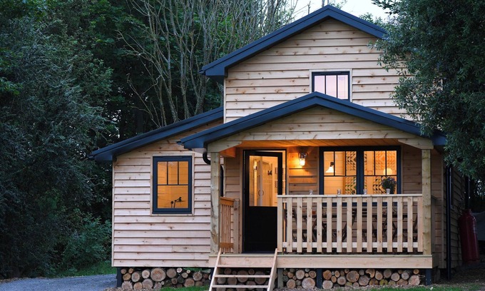 Llantwit Major Cabaña | WALDEN LODGE, family friendly, with open fire in Llantwit Major