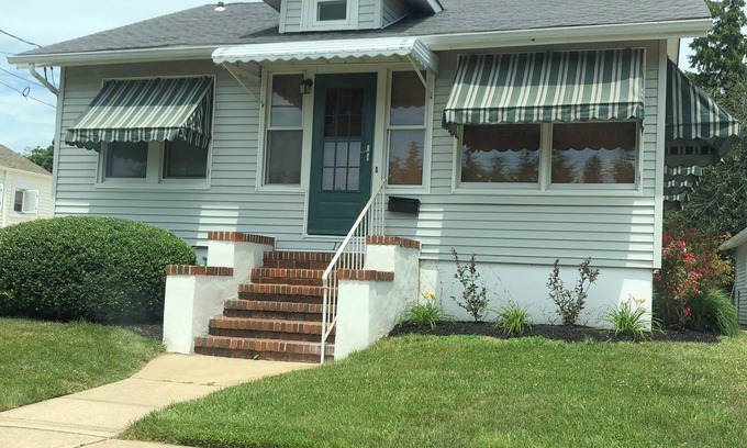 Avon by the Sea Casa | Walk, bike or drive to the beach in 3 minutes. Charming house in Neptune City