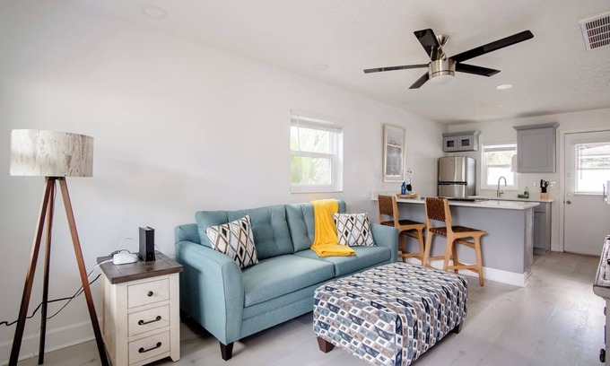 New Port Richey Apartamento | Walk Everywhere! 1-Bedroom Gem in Downtown Hub