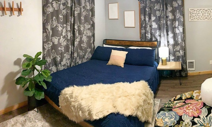 Evaro Apartamento | Walk-In Creekside Apartment - Fireplace & Cozy Living Room