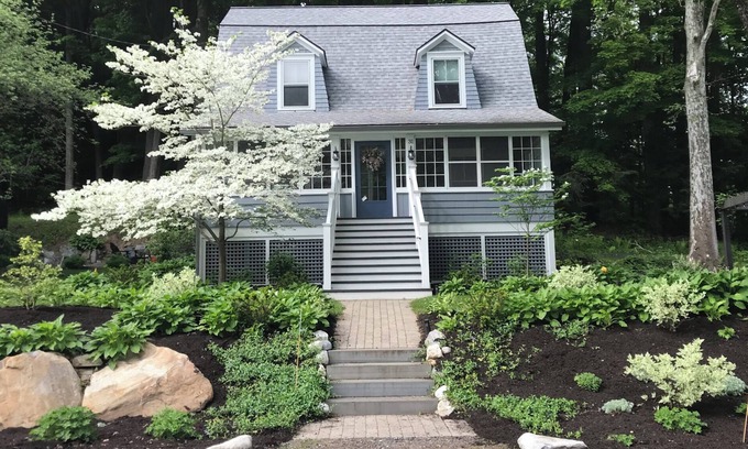 Stockbridge Casa | Walk into town, soak up sun on enclosed porch & steps away from nature trails!