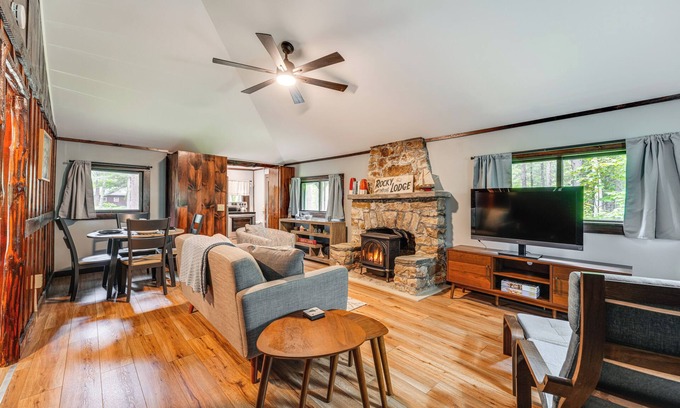 Boothbay Harbor Cabina | Walk to Barrett's Park: Wooded Cabin w/ Grill!