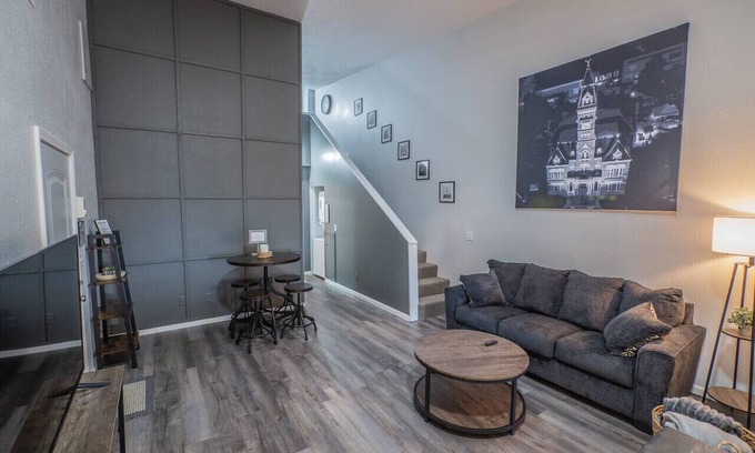 Maryville Apartamento | Walk to bars and restaurants! Pet friendly.
