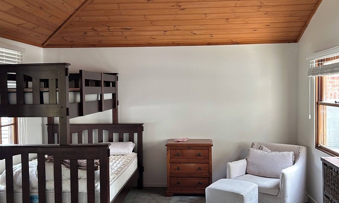 Bateau Bay Casa | Walk to beach, cafes, national parks from chic coastal retreat