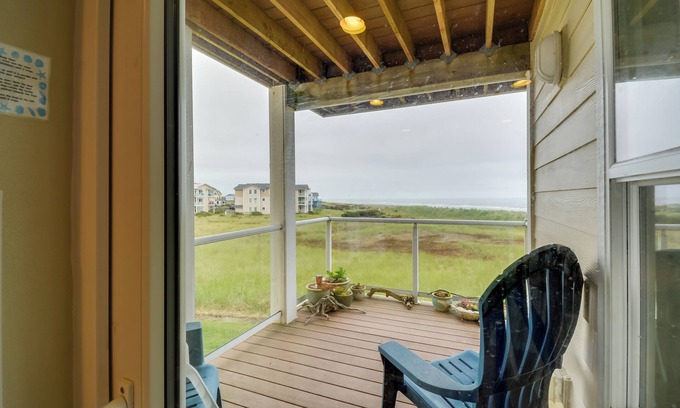 Westport Condominio | Walk to Beach: ‘Panoramic Splendor’ Westport Condo