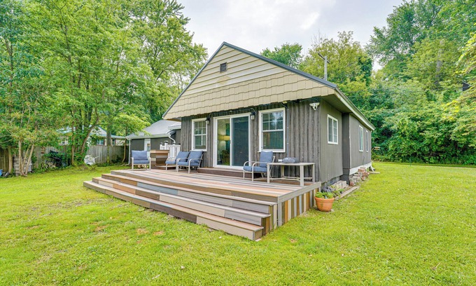 Allenton Cabaña | Walk to Cranberry Lake: Quaint Family Cottage