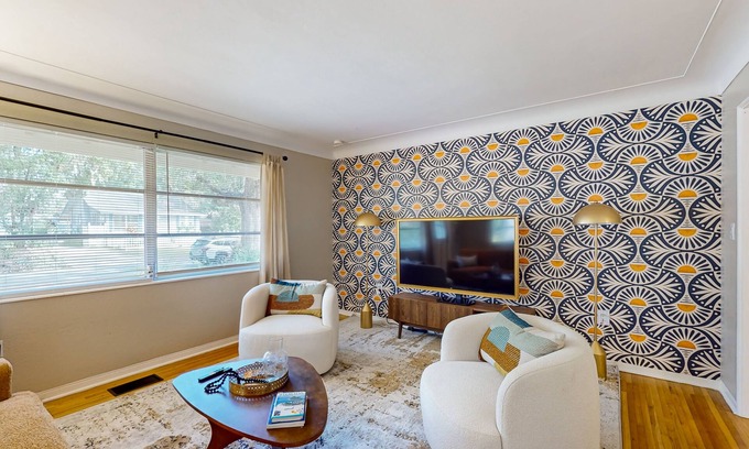 Mount Dora Casa | Walk to downtown at this charming home with bikes, wifi, and cornhole