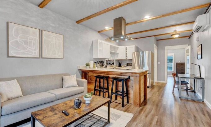 New Tacoma Apartamento | Walk to DT | Fast Wi-fi + Long stay equipped!