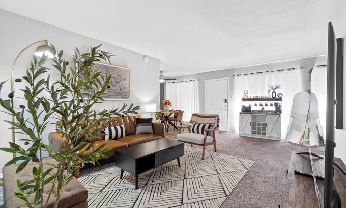 Central Arlington Apartamento | 2br Prof. Designed - Walk to At&t, Globe Life and Arlington's Entertainment District!