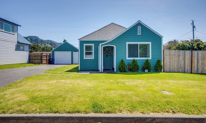 Gold Beach Cabaña | Walk to Gold Beach: Charming Cottage w/ Yard!