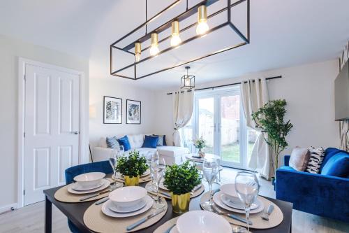 Speke Casa | Walk to JLR & Airport-3 Bedrooms Driveway for 2- Sleeps 9- 3 WC-Speke Boulevard-South Liverpool-Sleeps 9 - Fully Equipped Home - Longer Stays Available Lower - Regular Work Stays Welcome - ARZ Stays