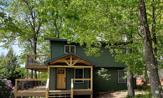 Alpine Lake Casa | Walk to lake, enjoy this lake-view home! Hiking nearby.