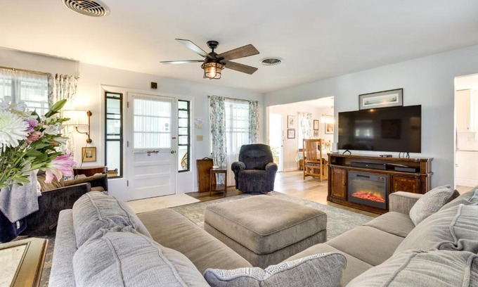 Mount Dora Casa | Walk to Lakes! Tropical Escape in Mount Dora
