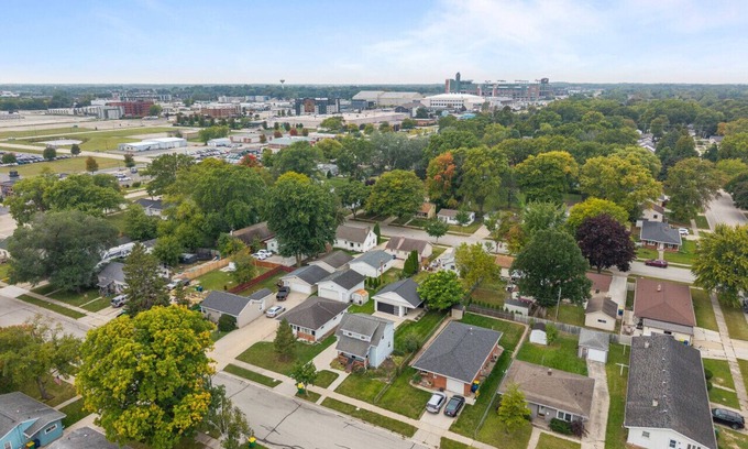 Ashwaubenon Apartamento | Walk to Lambeau! Sleeps 10!