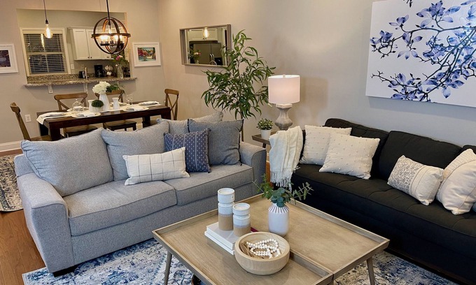 Greenville Downtown Casa | Downtown Townhouse con 2 lugares de estacionamiento, @ Falls Park