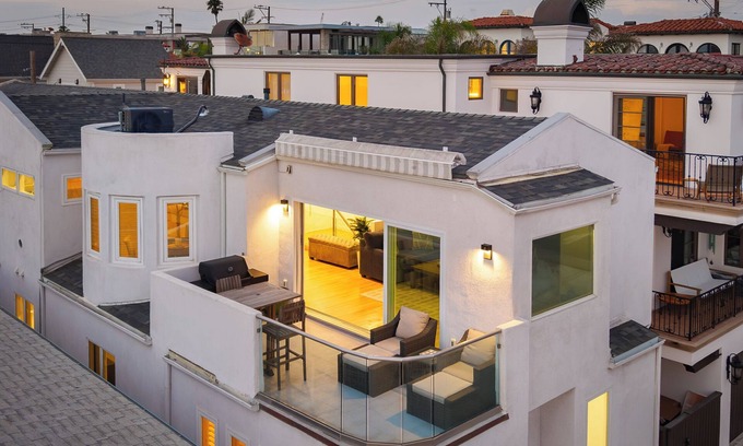 Sand Section Casa | Walk to Manhattan Beach, Ocean Views, Balcony & Peloton | Casa Del Mar