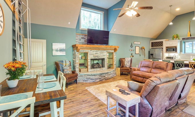 Smithville Casa | Walk to Marina: Center Hill Lake Home w/ Hot Tub