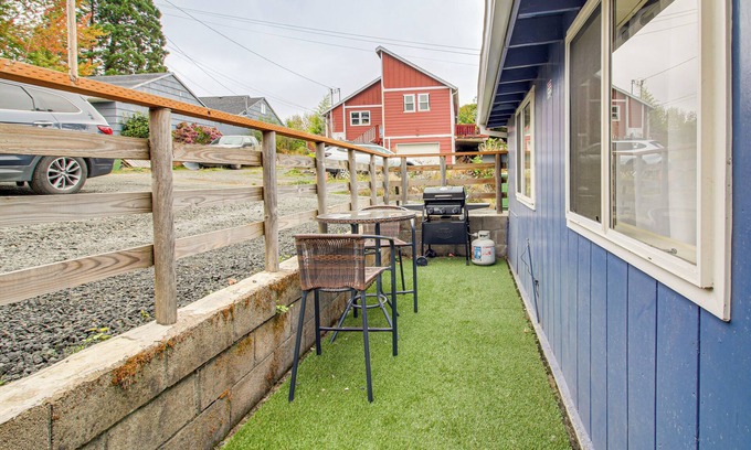 Coos Bay Casa | Walk to Mingus Park: Quaint Escape w/ Private Yard