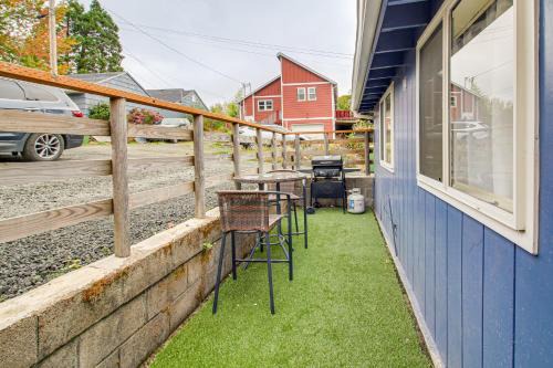 Coos Bay Casa | Walk to Mingus Park Quaint Escape with Private Yard