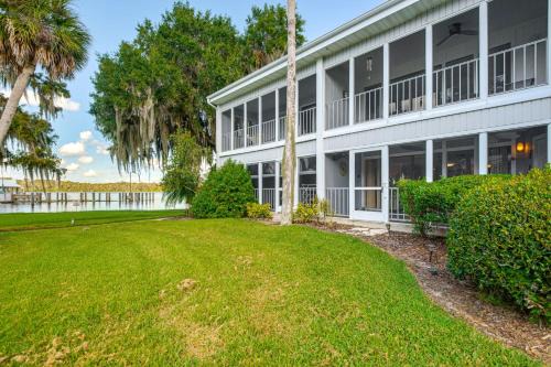 Welaka Apartamento | Walk to Pool Riverfront Welaka Condo with Boat Ramp