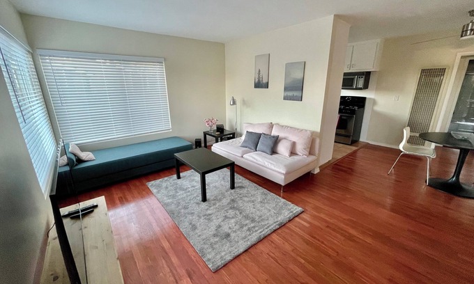 Ocean Park Apartamento | Walk to Santa Monica & Venice Beach! 1BR Apartment, Blocks to the Sand.